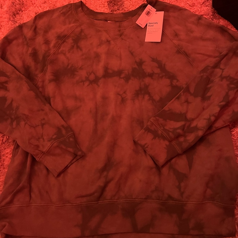 A thin crew kneck. Brand new, never worn.